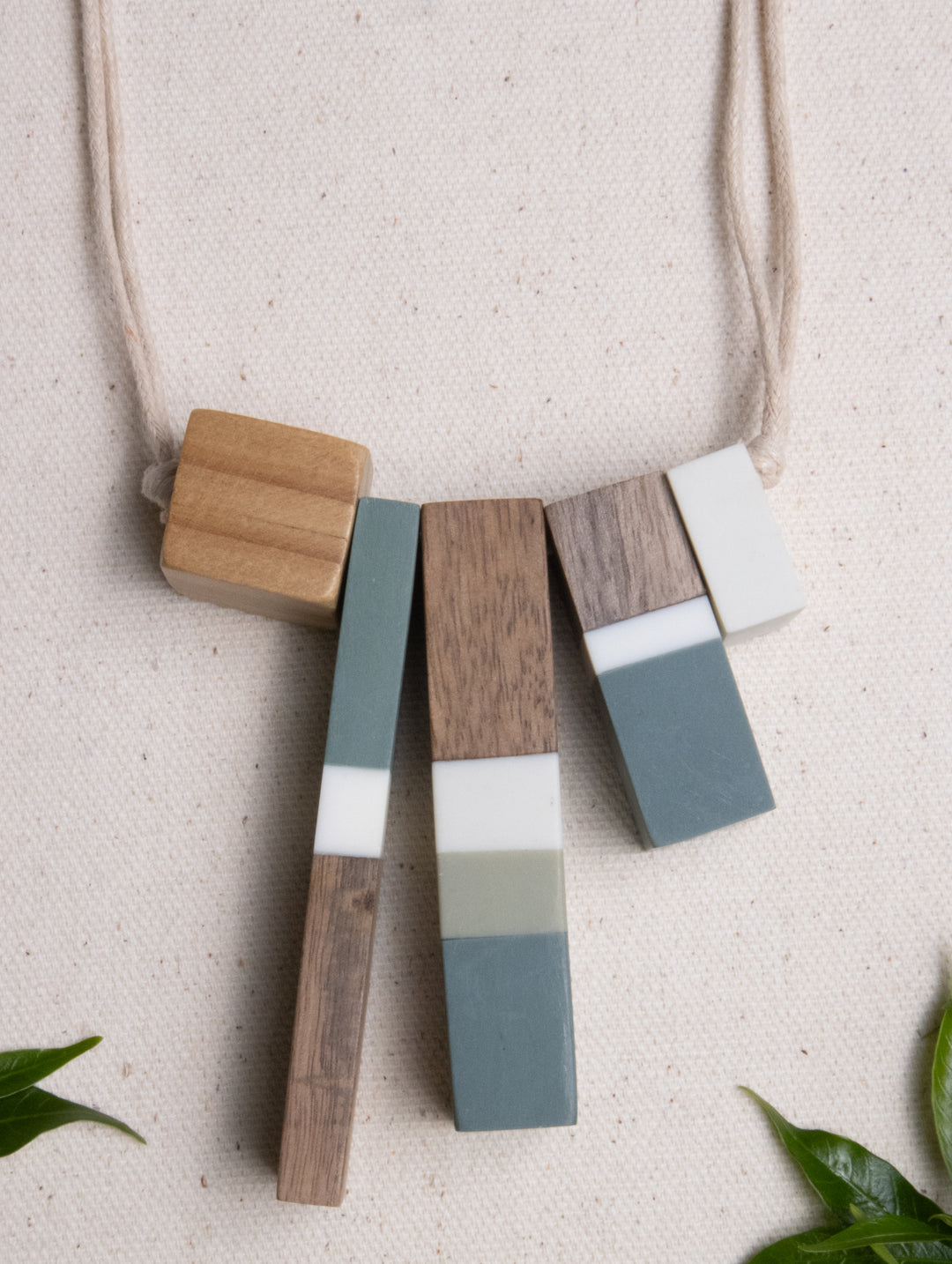 TILT WOOD BLOCK NECKLACE
