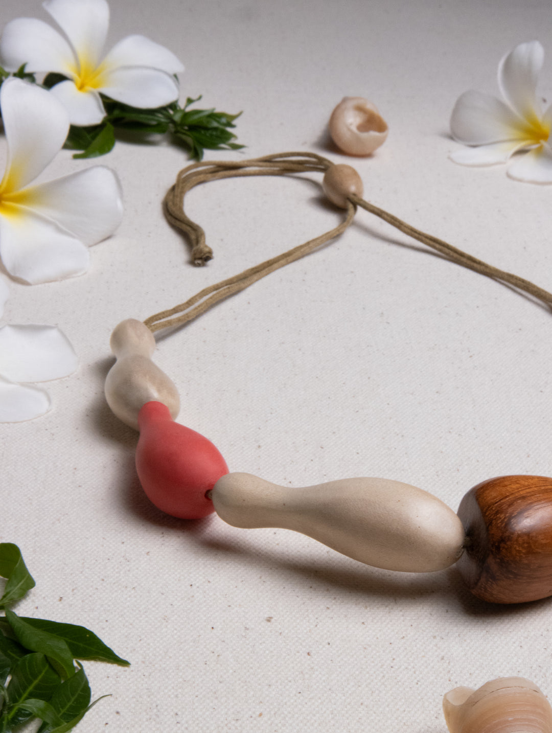 DROPLET STRAND NECKLACE