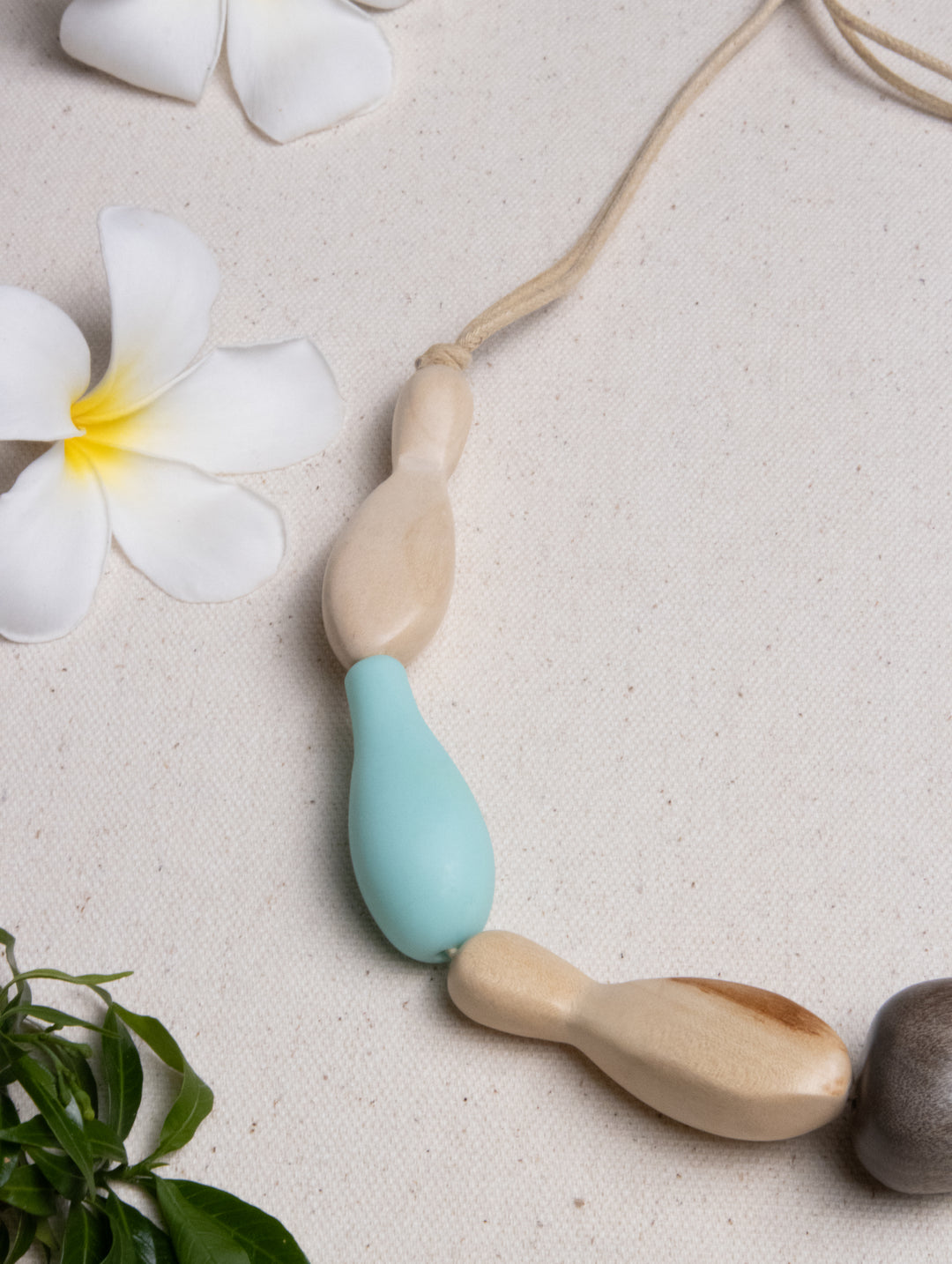 DROPLET STRAND NECKLACE