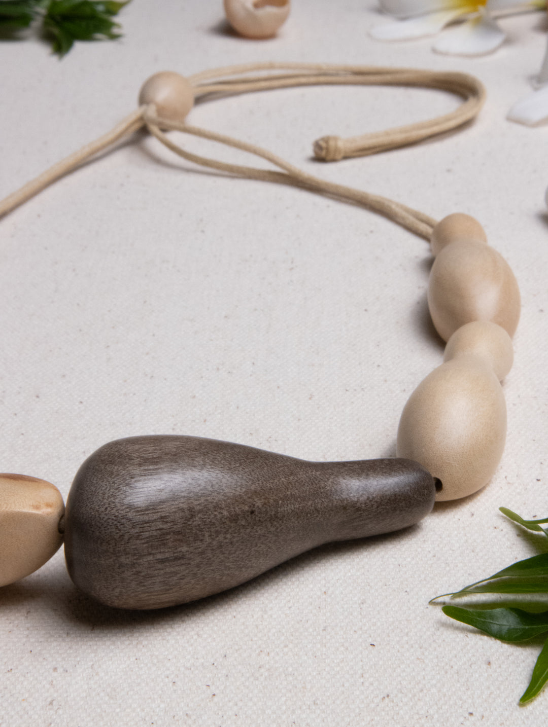 DROPLET STRAND NECKLACE