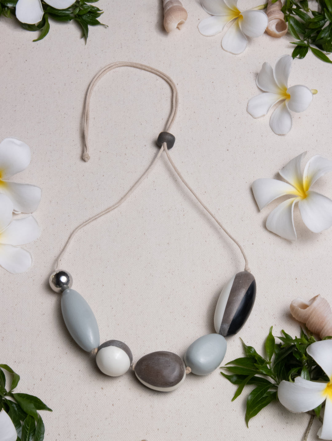 PEBBLE CURVE NECKLACE