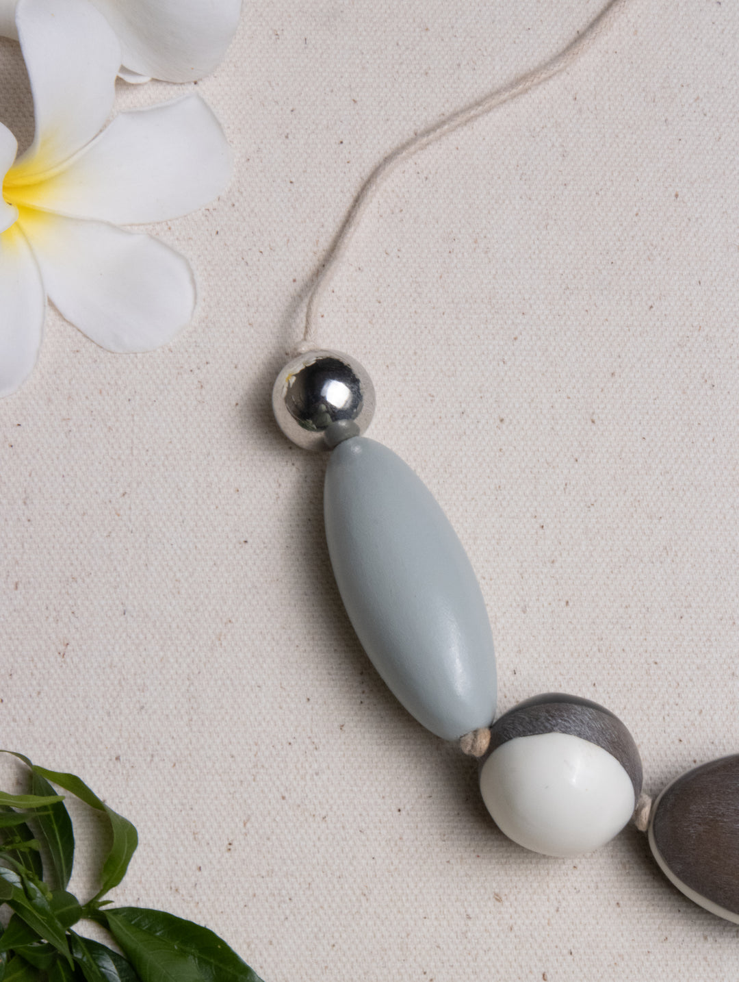 PEBBLE CURVE NECKLACE