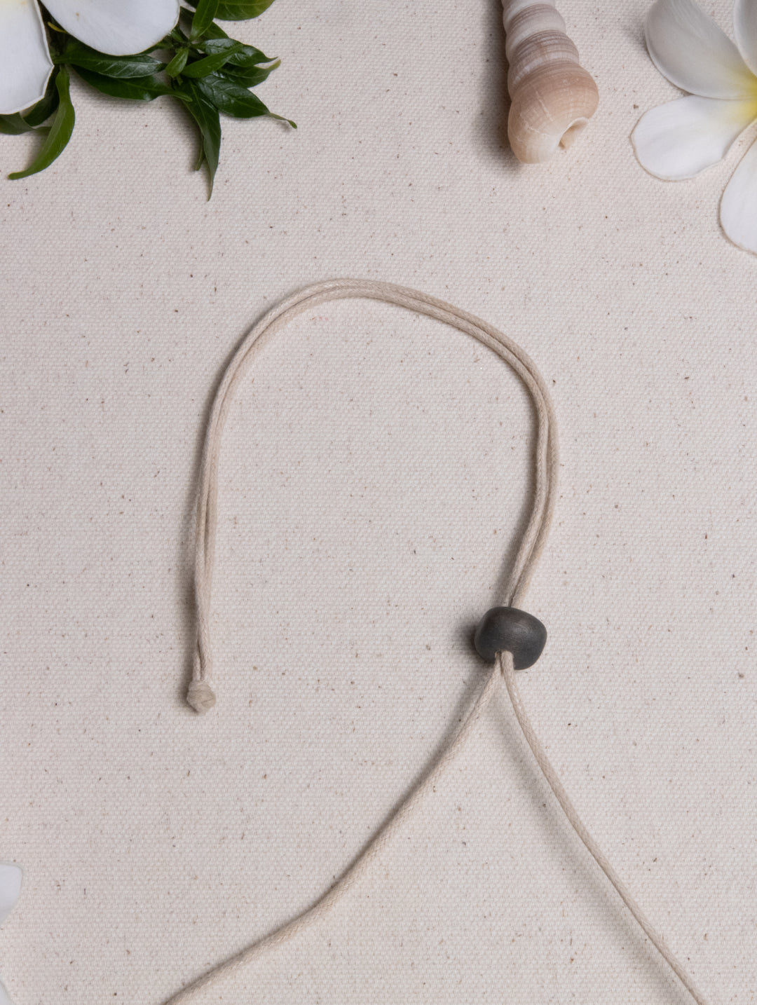 PEBBLE CURVE NECKLACE