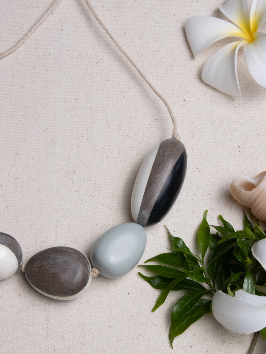PEBBLE CURVE NECKLACE