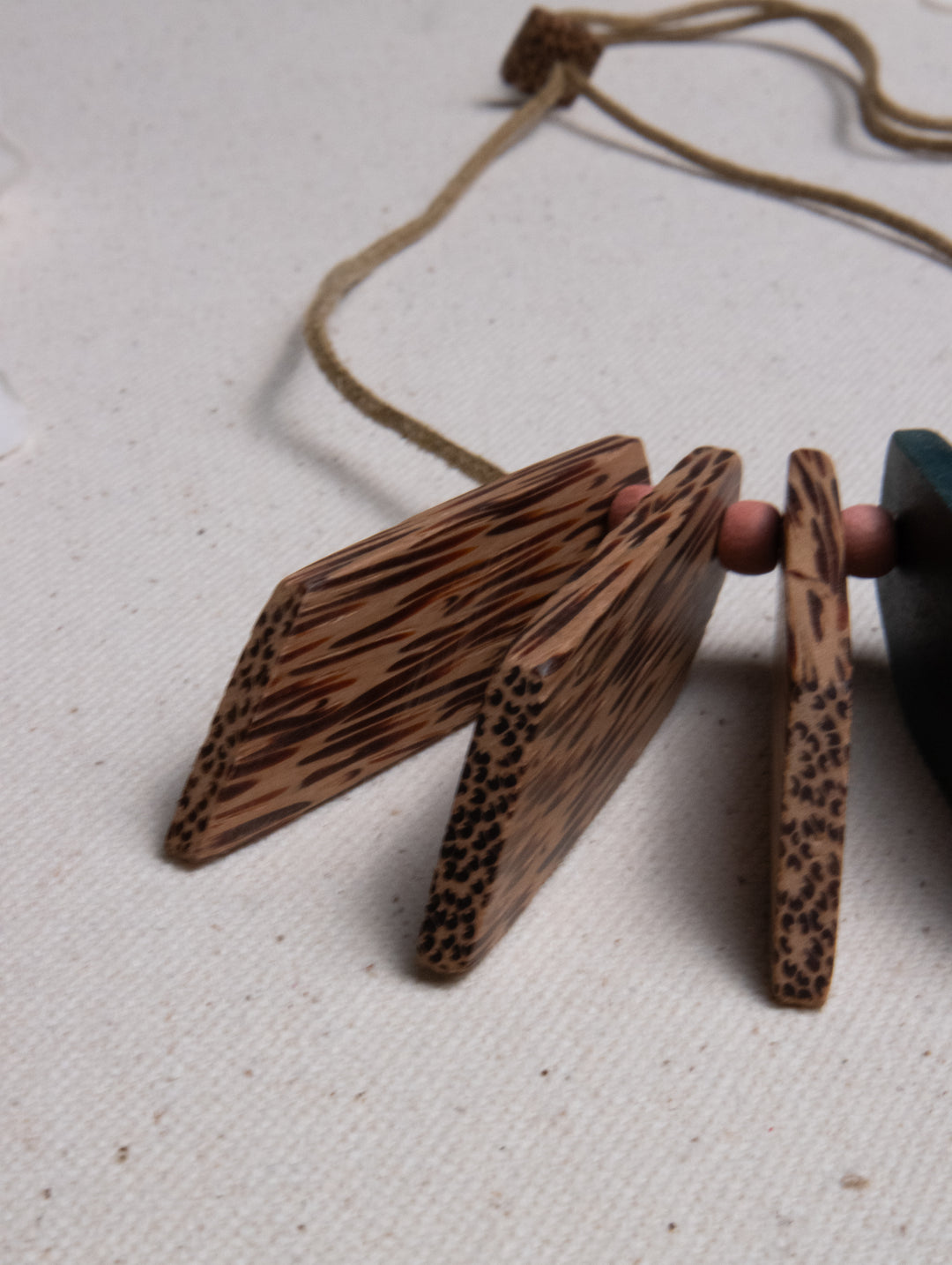 FLOAT BAR NECKLACE