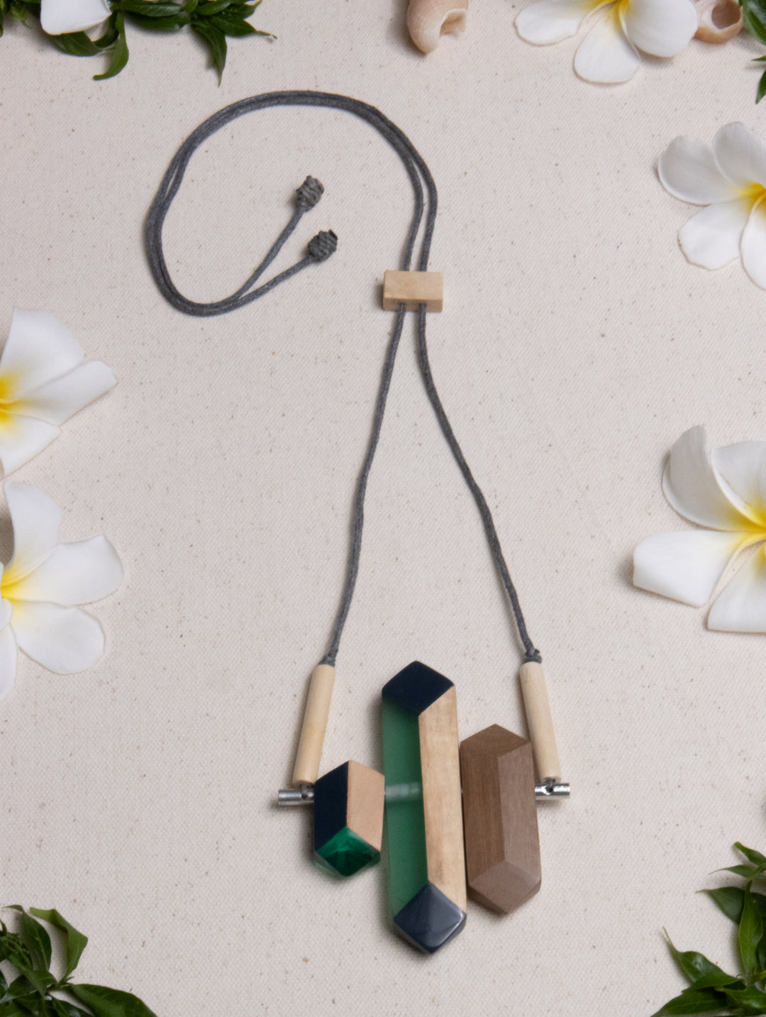 CRYSTAL CUT NECKLACE