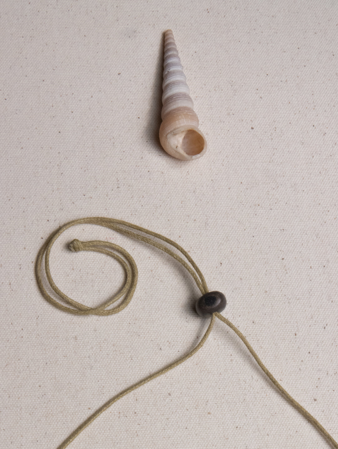 PEBBLE CURVE NECKLACE