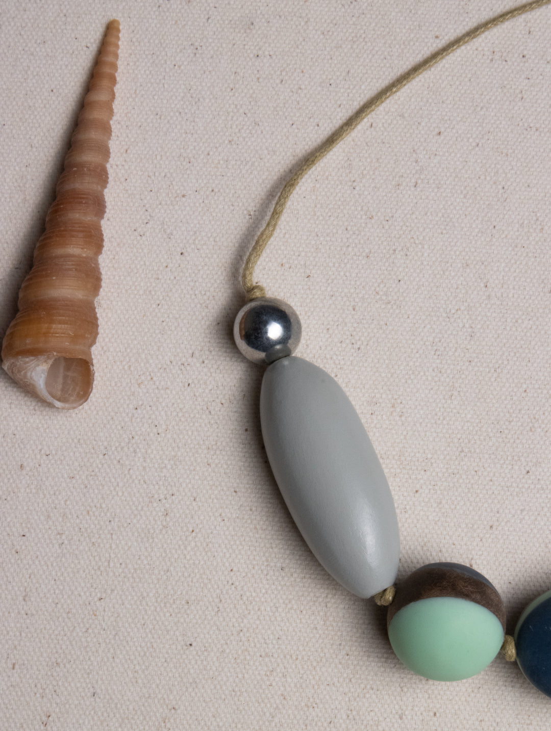 PEBBLE CURVE NECKLACE